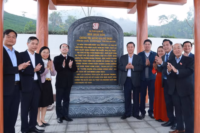 Lãnh đạo Nhà xuất bản Chính trị quốc gia Sự thật và đại diện chính quyền địa phương thực hiện nghi thức khánh thành Nhà bia lưu niệm.