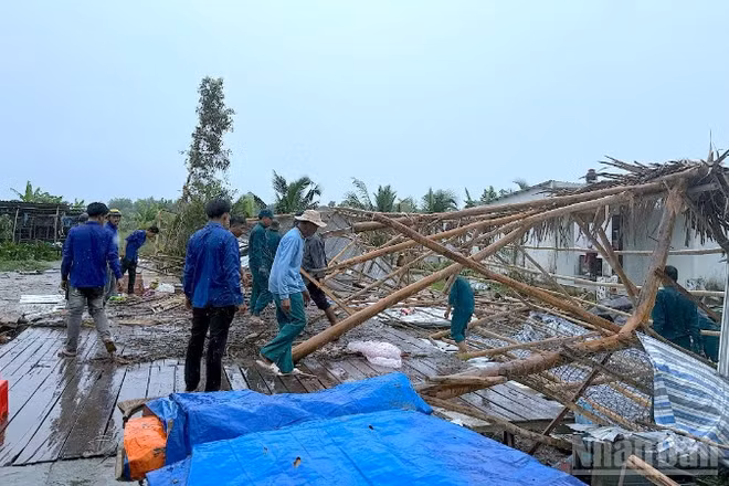 Các lực lượng tại chỗ trên địa bàn xã Đá Bạc (tỉnh Cà Mau) khẩn trương giúp các hộ dân dọn dẹp hiện trường, khắc phục hậu quả bước đầu sau thiên tai.