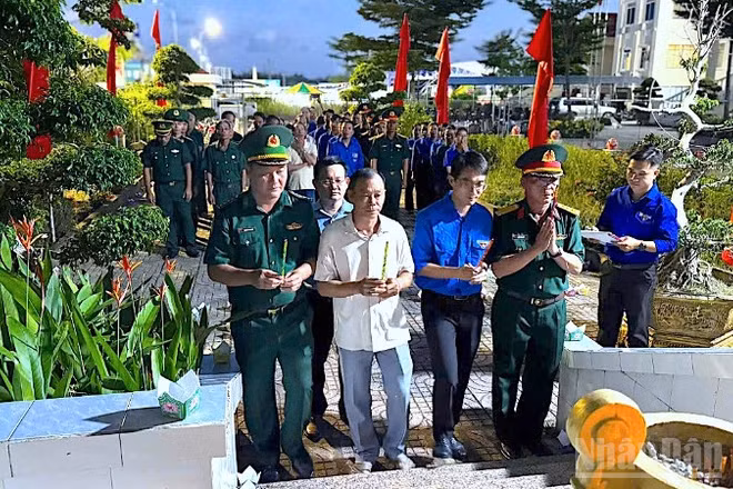 Các đơn vị trực thuộc Bộ đội Biên phòng Cà Mau thắp nến tri ân công lao to lớn của các Anh hùng liệt sĩ tại địa bàn biên giới.