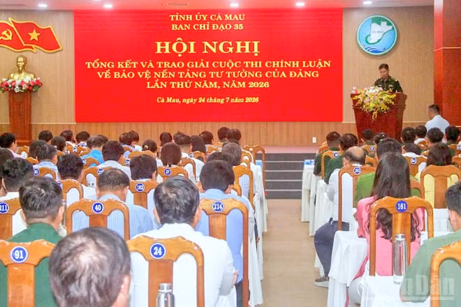 Quang cảnh hội nghị tổng kết và trao giải Cuộc thi chính luận về bảo vệ nền tảng tư tưởng của Đảng lần thứ V tại Cà Mau.