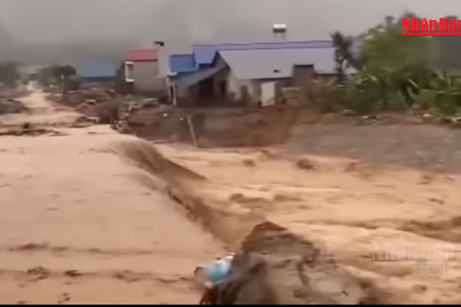[Video] Mưa lớn gây nhiều điểm sạt lở, ách tắc quốc lộ 32 và 279 tại Lai Châu