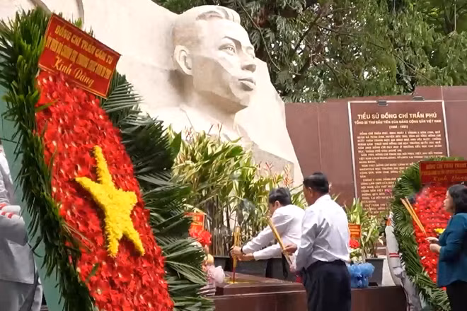 [Video] Chủ tịch Quốc hội Trần Thanh Mẫn dâng hương tưởng niệm các Anh hùng liệt sĩ tại Công viên Lê Thị Riêng