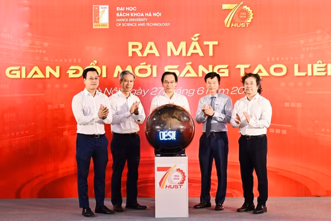 Bộ trưởng Giáo dục và Đào tạo Hoàng Minh Sơn cùng các đại biểu thực hiện nghi thức ra mắt không gian Đổi mới sáng tạo liên ngành. 