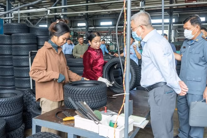 Bên trong một nhà máy sản xuất lốp ô-tô ở Campuchia. (Ảnh: Fresh News)