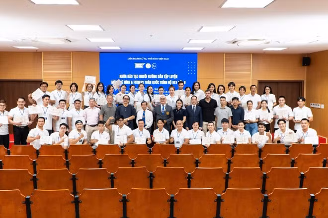 Các học viên chụp ảnh với lãnh đạo Liên đoàn Cử tạ, Thể hình Việt Nam và các chuyên gia.