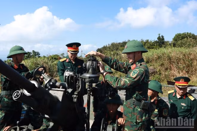 Đoàn trực tiếp kiểm tra đơn vị triển khai phương án sẵn sàng chiến đấu, bảo vệ bình yên biển đảo dịp Tết.