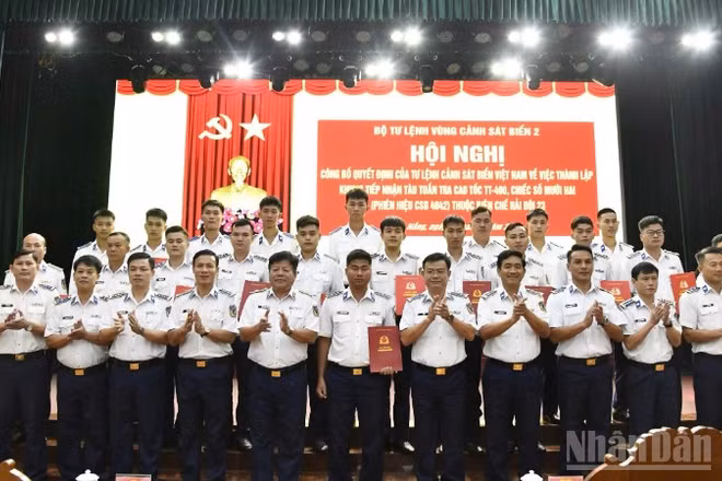 Thủ trưởng Bộ Tư lệnh Vùng Cảnh sát biển 2 trao quyết định cho cán bộ, chiến sĩ khung tàu Cảnh sát biển 4042.