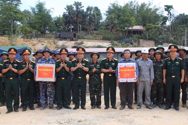 Thượng tướng Trương Thiên Tô trao quà động viên các lực lượng quân đội, đơn vị thi công và ban giám hiệu các trường.