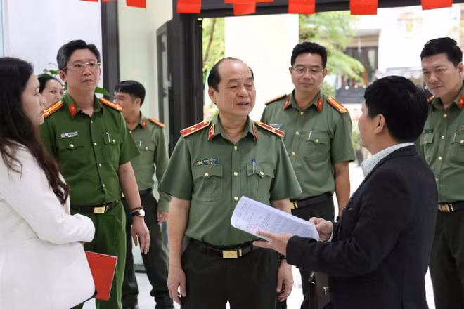 Thiếu tướng Nguyễn Hữu Hợp và Đoàn công tác kiểm tra công tác bảo đảm an ninh, trật tự tại địa điểm bầu cử trên địa bàn phường Hải Châu.