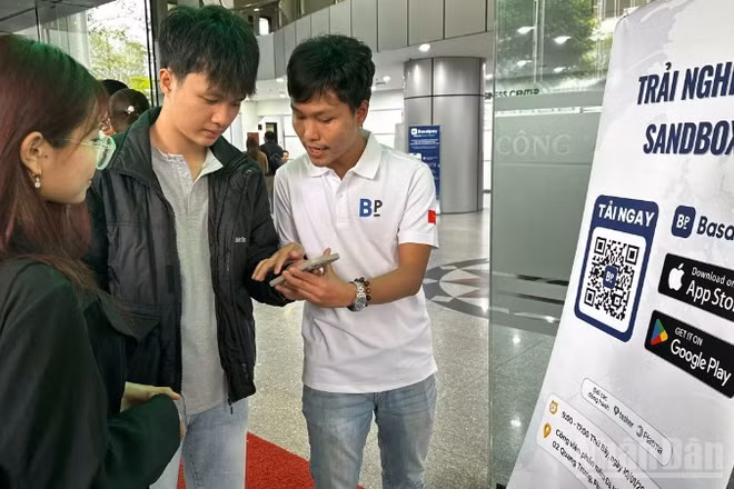 Sinh viên Đà Nẵng trải nghiệm tài sản số trong khuôn khổ hội thảo. (Ảnh: ANH ĐÀO)