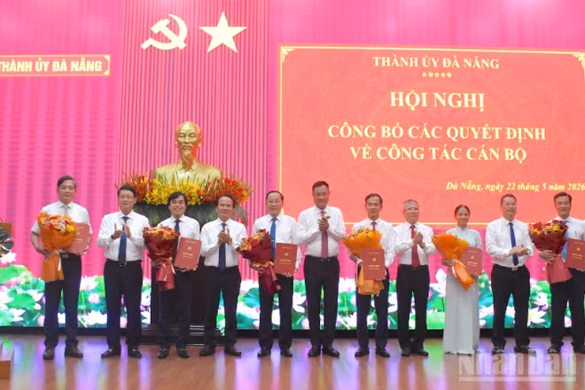Ban Thường vụ Thành ủy Đà Nẵng công bố các quyết định về công tác cán bộ, chiều 22/5. (Ảnh: ANH ĐÀO)