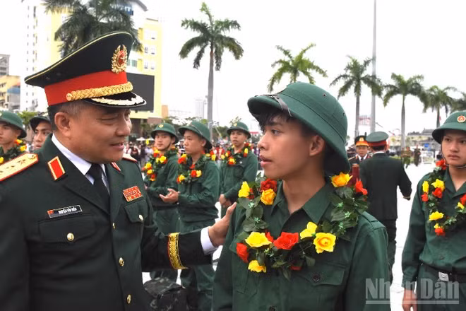 Thượng tướng Nguyễn Văn Hiền, Thứ trưởng Quốc phòng động viên các tân binh trước giờ lên đường nhập ngũ. (Ảnh: ANH ĐÀO)
