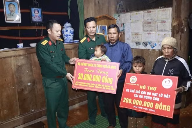 Bộ Chỉ huy quân sự thành phố Đà Nẵng trao 350 triệu đồng hỗ trợ gia đình nạn nhân vụ sạt lở núi ở xã Hùng Sơn.