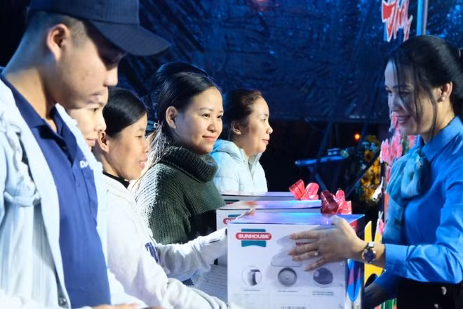 Liên đoàn lao động thành phố Đà Nẵng chăm lo đời sống cho người lao động dịp cuối năm.