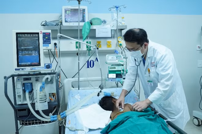 Bác sĩ thăm khám cho các bệnh nhi trong thời gian điều trị bằng thuốc đặc trị.
