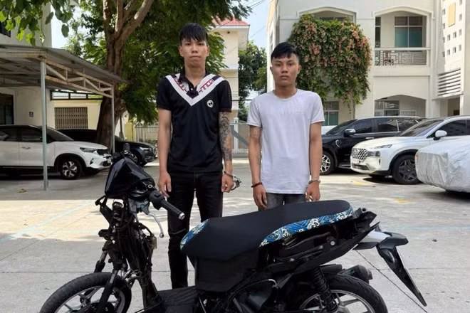 Hai đối tượng tại cơ quan điều tra. (Ảnh: Công an cung cấp)