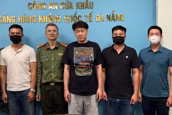 Phòng Cảnh sát hình sự, Công an thành phố Đà Nẵng bàn giao đối tượng cho cơ quan chức năng Hàn Quốc tại cửa khẩu cảng hàng không quốc tế Đà Nẵng. (Ảnh: Công an cung cấp)