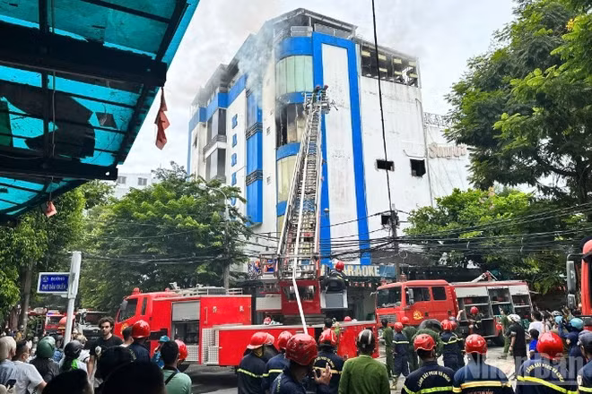 Xe thang chuyên dụng được huy động đến hiện trường, tiếp cận đám cháy. (Ảnh: ANH ĐÀO)