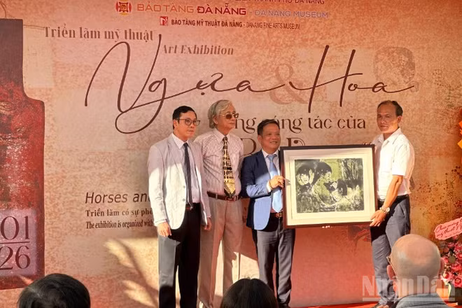 Đại diện gia đình cố họa sĩ Lê Bá Đảng trao tặng tranh cho Bảo tàng Mỹ thuật-Bảo tàng Đà Nẵng. (Ảnh: ANH ĐÀO)