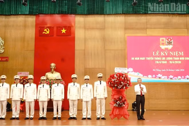 Đồng chí Nguyễn Đức Dũng, Phó bí thư Thành ủy, Chủ tịch Hội đồng nhân dân thành phố Đà Nẵng tặng hoa chúc mừng Phòng Tham mưu Công an thành phố. (Ảnh: ANH ĐÀO)