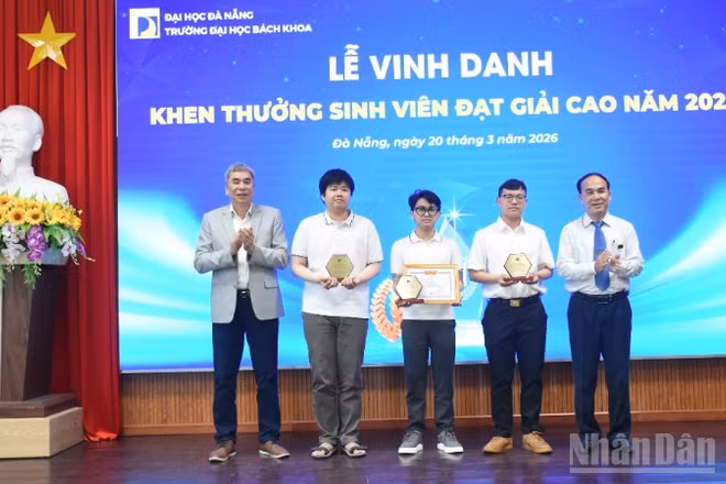 Trường đại học Bách Khoa-Đại học Đà Nẵng vinh danh 3 sinh viên đạt giải tại các cuộc thi cấp quốc tế. (Ảnh: ANH ĐÀO)