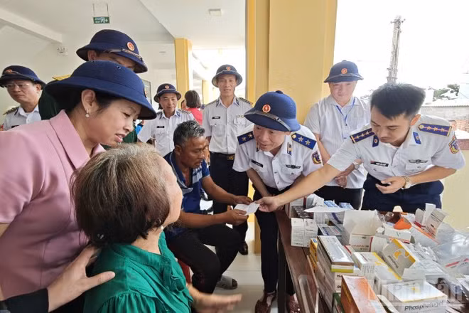 Cảnh sát biển Việt Nam tổ chức nhiều chương trình đồng hành cùng ngư dân xã Nhơn Châu, tỉnh Gia Lai. (Ảnh: ANH ĐÀO)