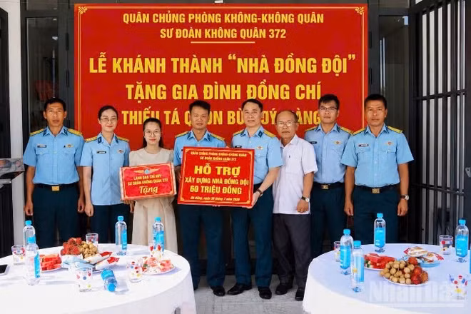 Thượng tá Nguyễn Bá Long, Phó Chính ủy Trung đoàn 929, Sư đoàn 372 bàn giao “Nhà đồng đội” tặng gia đình Thiếu tá Quân nhân chuyên nghiệp Bùi Sỹ Hoàng.