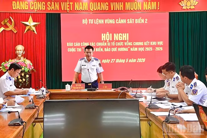 Đồng chí Đại tá Lê Huy, Bí thư Đảng ủy, Chính ủy Bộ Tư lệnh Vùng Cảnh sát biển 2 chủ trì Hội nghị.