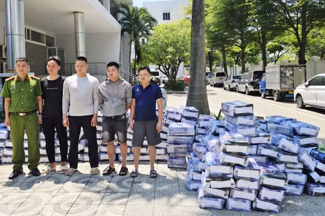 Các đối tượng cùng tang vật vụ việc. (Ảnh: Công an cung cấp)
