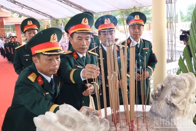 Các đại biểu dâng thắp hương tưởng nhớ các liệt sĩ.