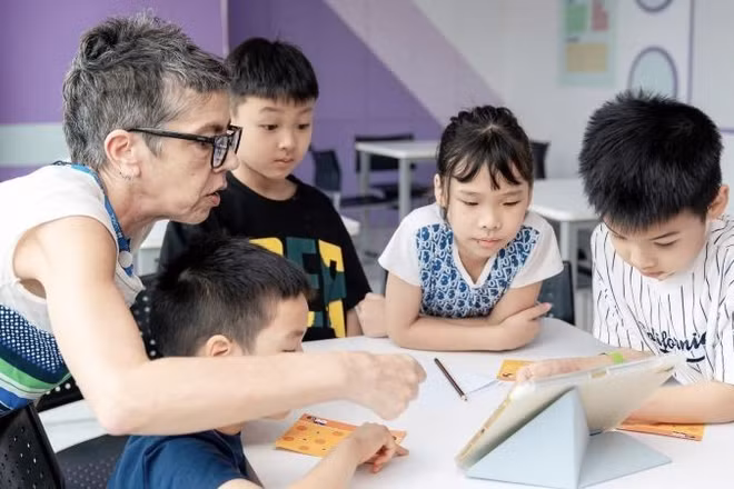 Dạy tiếng Anh cho trẻ em trong bối cảnh mới đòi hỏi phải ngày càng hoàn thiện kỹ năng và nội dung bài giảng. (Ảnh: HỘI ĐỒNG ANH)