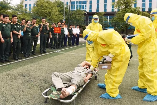 Các đại biểu và học viên tham quan hành động diễn tập cấp cứu nhiễm xạ. (ẢNH: PV)