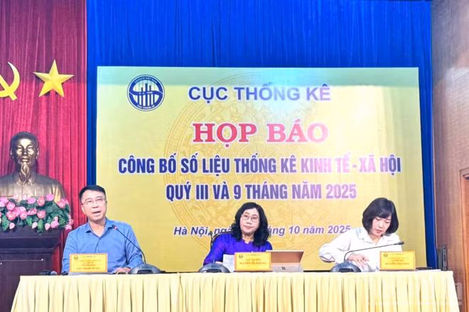 Đại diện lãnh đạo Cục Thống kê trả lời câu hỏi của báo chí tại họp báo. (Ảnh: HNV)