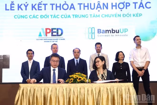 Ký kết hợp tác tại hội nghị. (Ảnh: HNV)