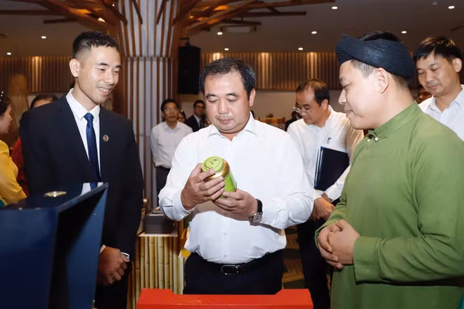 Quyền Bộ trưởng Nông nghiệp và Môi trường Trần Đức Thắng bên sản phẩm trà Việt. (Ảnh: PV)
