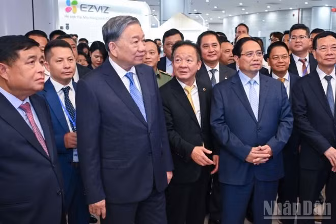 Tổng Bí thư Tô Lâm, Thủ tướng Phạm Minh Chính cùng các lãnh đạo các bộ, ngành tham quan gian trưng bày của T&T Group. (Ảnh: SƠN BÁCH)