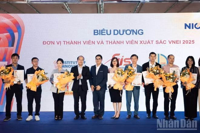 Biểu dương các thành viên tiêu biểu mạng lưới. (Ảnh: HNV)