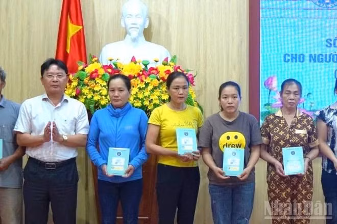 Trao tặng thẻ bảo hiểm y tế cho hộ nghèo tại tỉnh Quảng Trị. (Ảnh: Hương Giang)