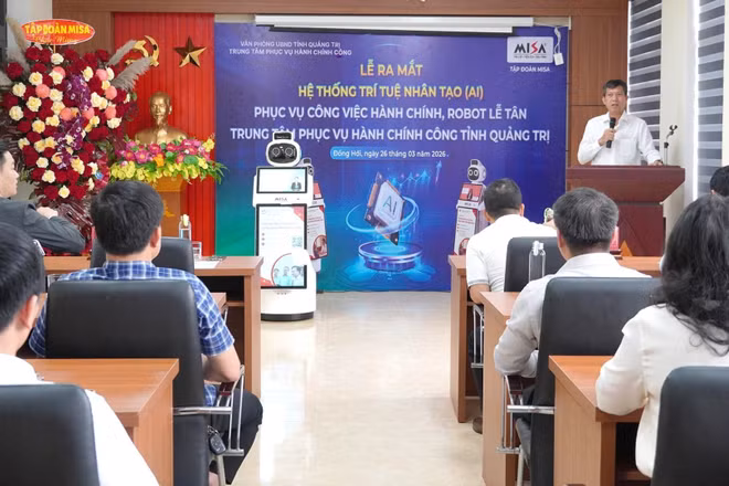 Ủy nhân dân tỉnh Quảng Trị phối hợp Công ty cổ phần MISA ra mắt thử nghiệm “Hệ thống trí tuệ nhân tạo phục vụ công việc hành chính và robot lễ tân phục vụ hành chính công”. (Ảnh: MAI ANH)