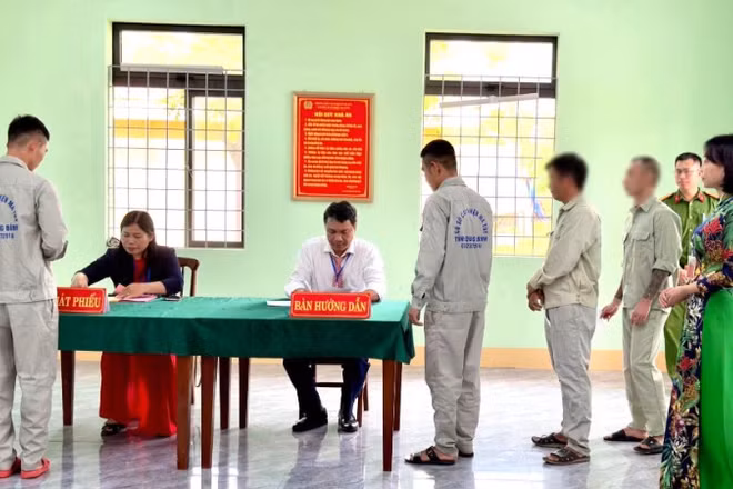 Các học viên tại Cơ sở cai nghiện ma túy tỉnh Quảng Trị thực hiện quyền bầu cử theo đúng quy định.