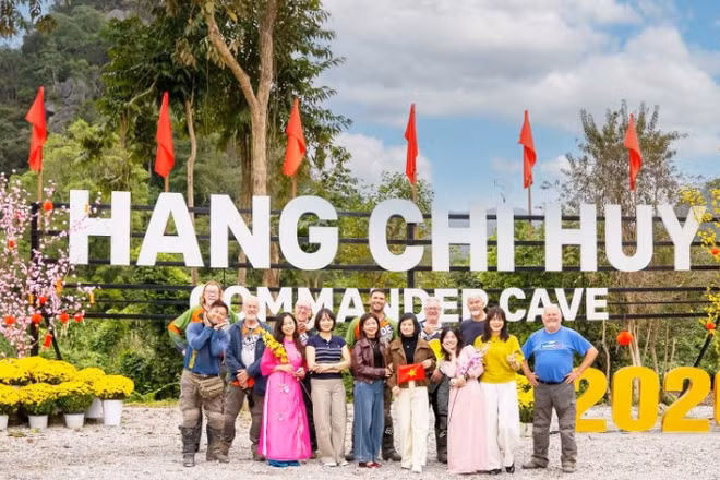 Khách du lịch trong và ngoài nước chụp ảnh lưu niệm tại khu du lịch "Đường Trường Sơn huyền thoại - Hang chỉ huy" trong dịp Tết Nguyên đán 2026.