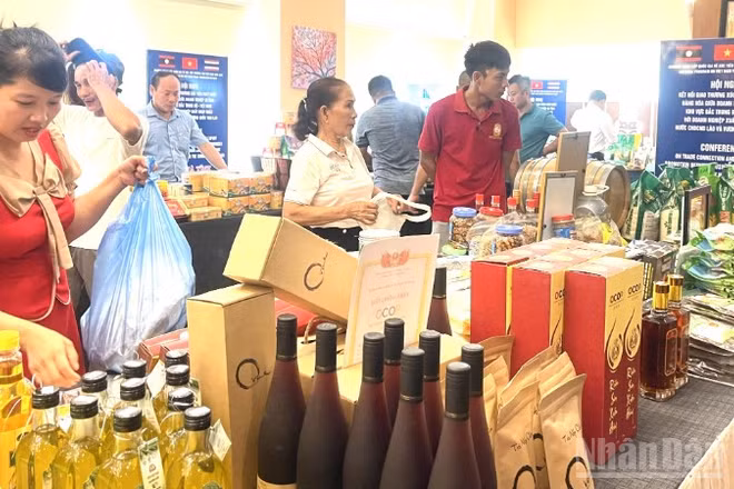 Tỉnh Quảng Trị giới thiệu sản phẩm OCOP tại hội nghị giao thương xúc tiến hàng hóa khu vực Bắc Trung Bộ với doanh nghiệp của Lào và Thái Lan.