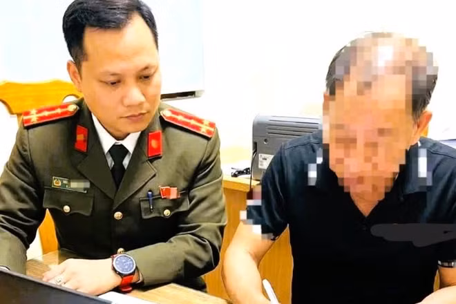Người vi phạm cam kết không chia sẻ thông tin sai sự thật trên mạng xã hội. (Ảnh: Công an Quảng Trị)