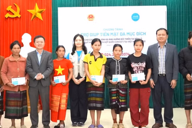 Các đại biểu trao trợ giúp tiền mặt cho hộ gia đình bị ảnh hưởng thiên tai ở xã Kim Ngân (Ảnh: NH)