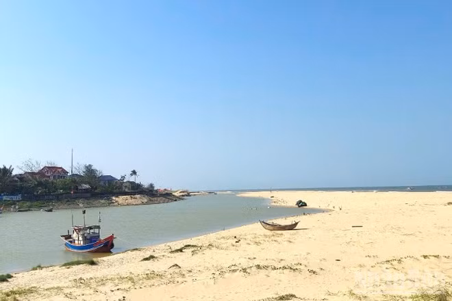 Cửa lạch sông Dinh, xã Nam Trạch, tỉnh Quảng Trị bị bồi lắng nghiêm trọng.