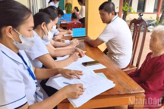 Nhân viên Trạm Y tế xã Tuyên Phú, tỉnh Quảng Trị tiếp nhận, lập hồ sơ khám sức khỏe định kỳ cho người dân.