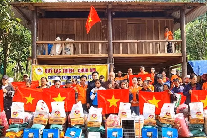 Bà con ở bản Dốc Mây, xã Trường Sơn nhận quà trong dịp Tết Nguyên đán 2026 vừa qua.