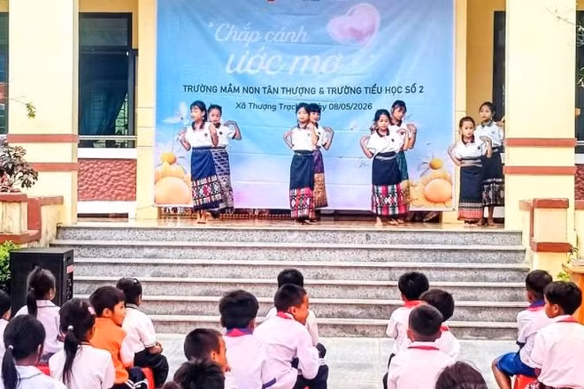 Học sinh xã biên giới Thượng Trạch, tỉnh Quảng Trị trong một buổi sinh hoạt ngoài giờ.