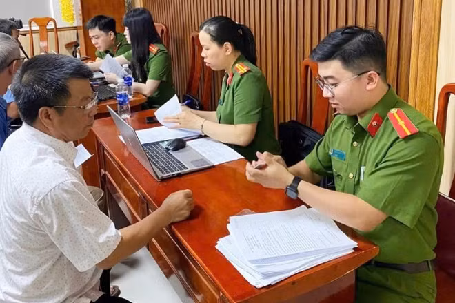 Công an xã Nam Ba Đồn, tỉnh Quảng Trị hỗ trợ thu nhận mẫu ADN thân nhân liệt sĩ. (Ảnh: Công an Quảng Trị)