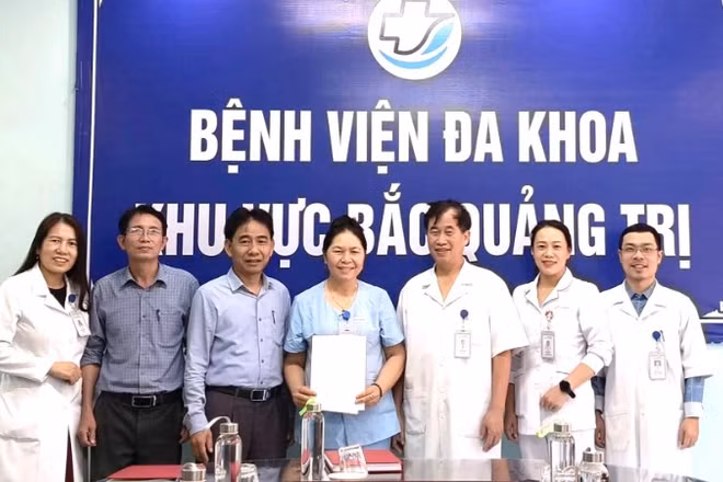 Nhân viên y tế Lê Thị Phượng được biểu dương, khen thưởng vì đã có hành động đẹp. (Ảnh: HL)
